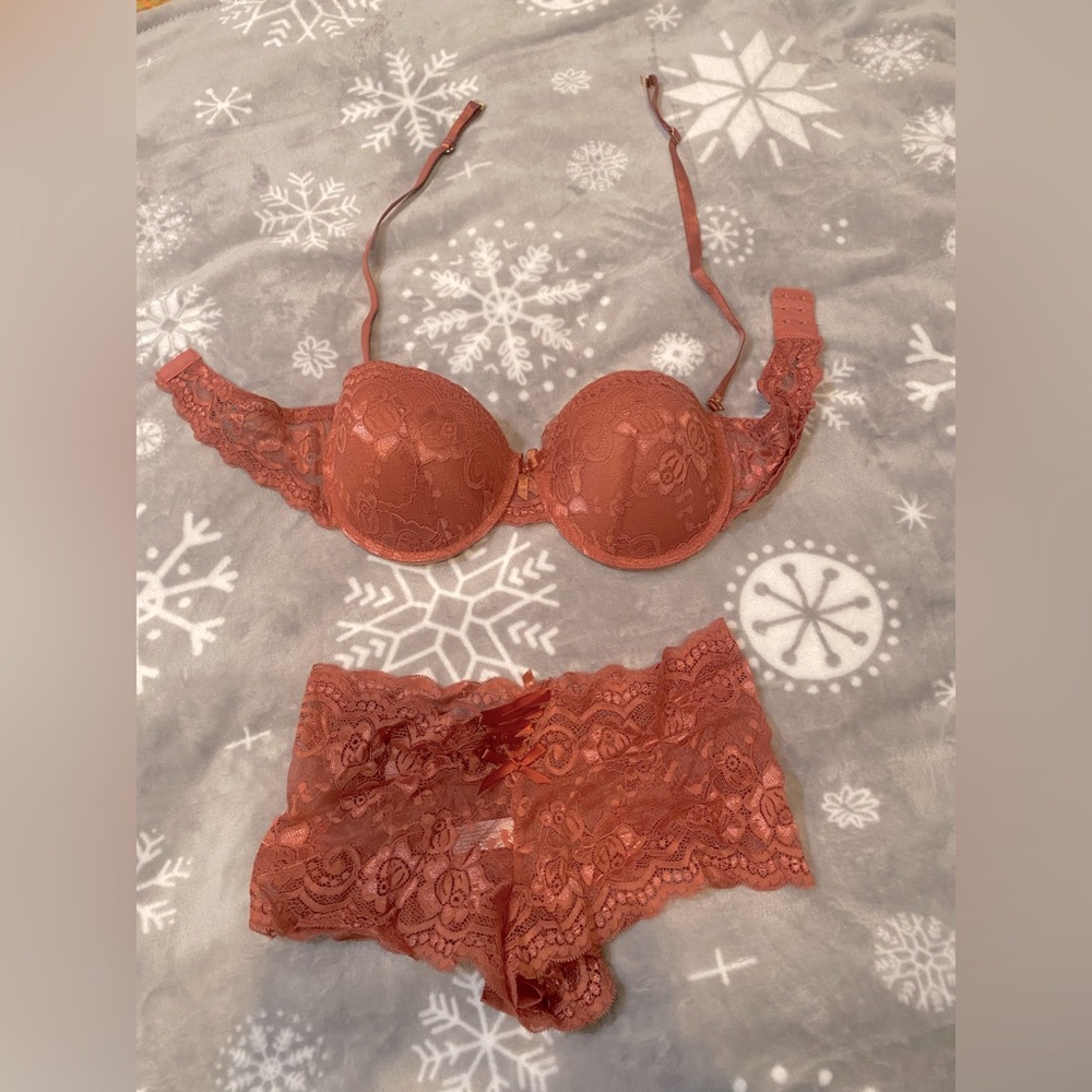 Bra/panty set with removable straps